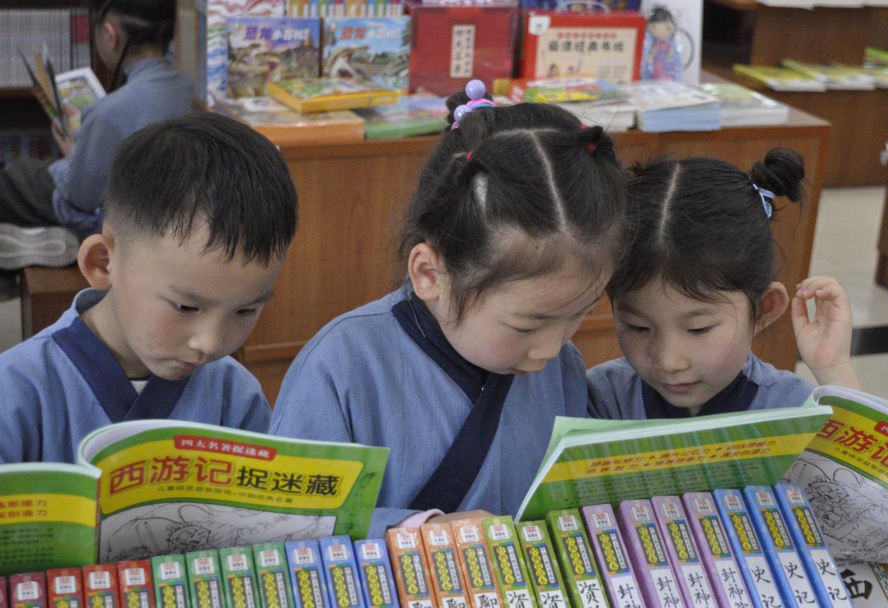 小朋友在自由閱讀書籍。張子國攝